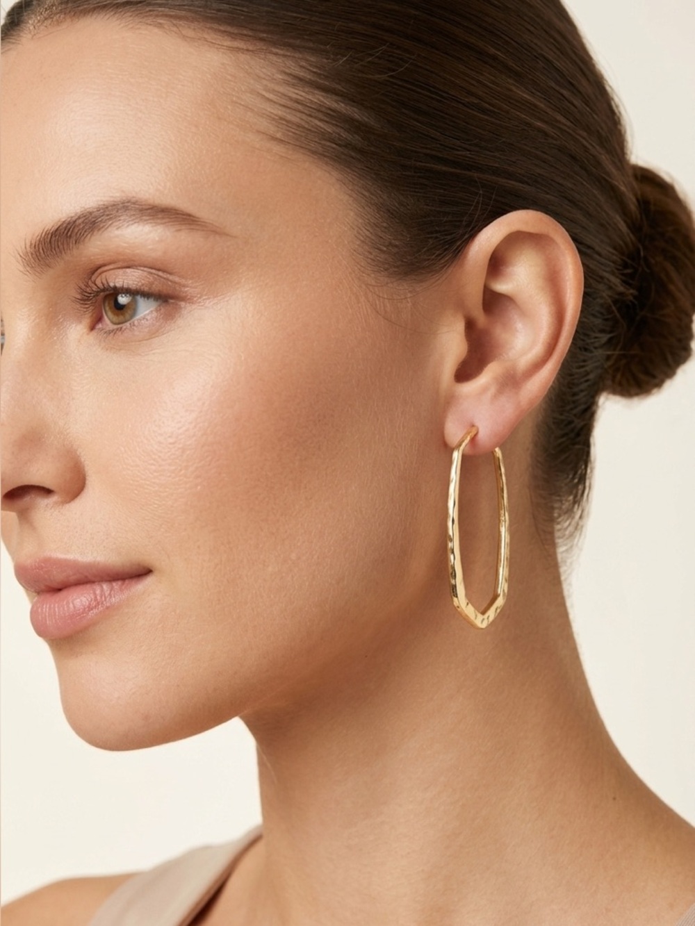 808: Kendra Scott Gold Hammered oval Shaped Hoop Earrings